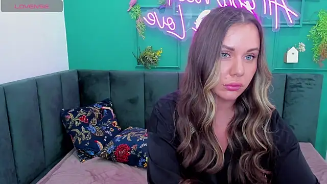 Snapshot of TracyMooree chatting on November 9, 2025, 5:06 am TracyMooree online show from November 9, 2025, 5:06 am