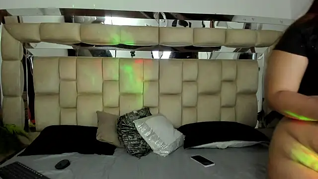 Snapshot of HotVoltage chatting on November 13, 2025, 12:37 pm HotVoltage online show from November 13, 2025, 12:37 pm