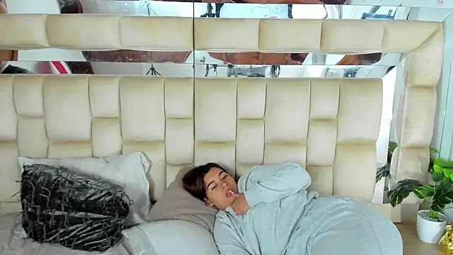 Snapshot of HotVoltage chatting on November 18, 2025, 12:31 pm HotVoltage online show from November 18, 2025, 12:31 pm