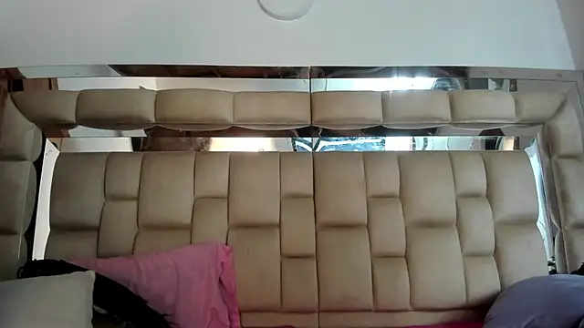 Snapshot of HotVoltage chatting on November 30, 2025, 11:58 am HotVoltage online show from November 30, 2025, 11:58 am