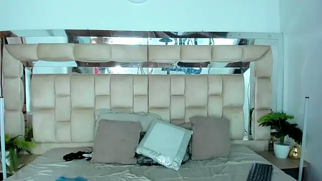 Snapshot of HotVoltage chatting on December 2, 2025, 11:48 am HotVoltage online show from December 2, 2025, 11:48 am