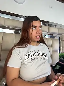 Snapshot of HotVoltage chatting on December 18, 2025, 12:55 pm HotVoltage online show from December 18, 2025, 12:55 pm