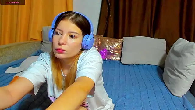 Snapshot of Eva_purrr_ chatting on November 17, 2025, 1:11 am Eva purrr online show from November 17, 2025, 1:11 am