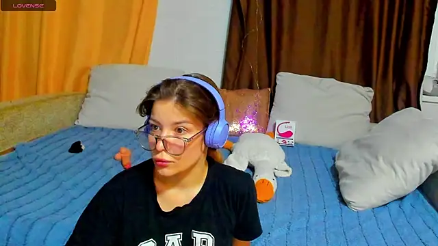 Snapshot of Eva_purrr_ chatting on November 18, 2025, 1:11 am Eva purrr online show from November 18, 2025, 1:11 am