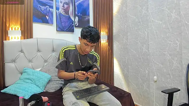 Snapshot of Elian_Julian chatting on November 15, 2025, 11:43 pm Elian Julian online show from November 15, 2025, 11:43 pm