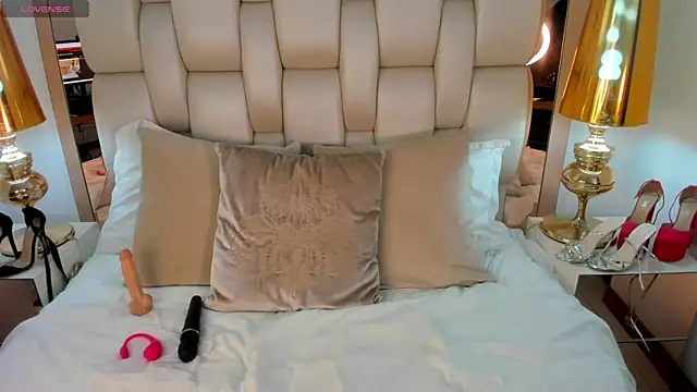 Bella  carther online show from April 15, 2026, 1:07 pm