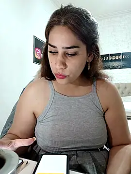 nahiarabiel33 online show from December 3, 2025, 2:48 pm