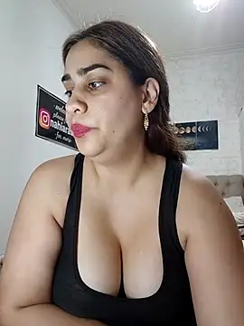 nahiarabiel33 online show from April 18, 2026, 9:04 pm