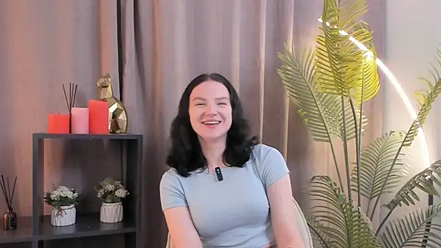 Snapshot of LatinaHuguenin chatting on November 5, 2025, 5:35 pm LatinaHuguenin online show from November 5, 2025, 5:35 pm