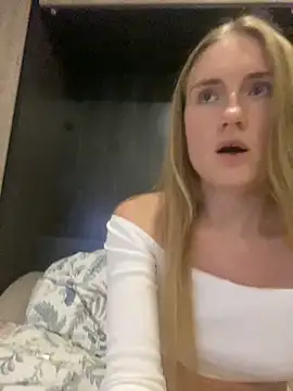 Snapshot of olliebells chatting on December 1, 2025, 12:43 pm olliebells online show from December 1, 2025, 12:43 pm