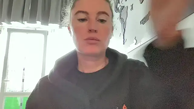 Snapshot of Ameli8 chatting on November 11, 2025, 10:37 am Ameli8 online show from November 11, 2025, 10:37 am