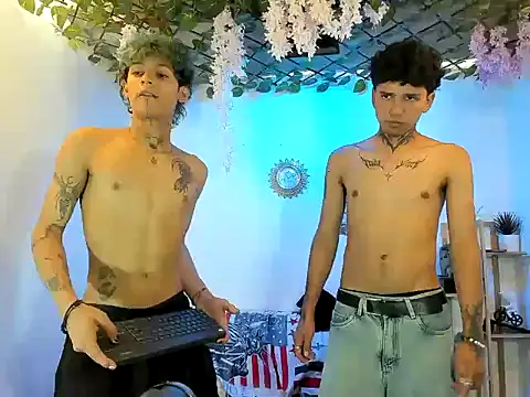 Snapshot of LATINDICKS chatting on November 5, 2025, 3:45 pm LATINDICKS online show from November 5, 2025, 3:45 pm