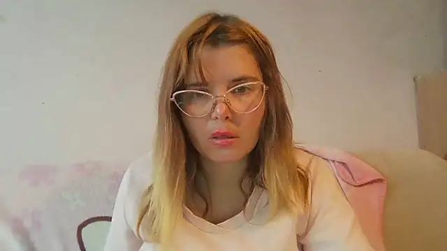 Snapshot of HornyElena chatting on December 2, 2025, 1:17 pm HornyElena online show from December 2, 2025, 1:17 pm