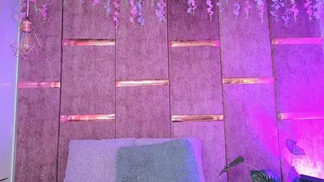  ViolletteNoir  online show from December 20, 2025, 8:27 pm