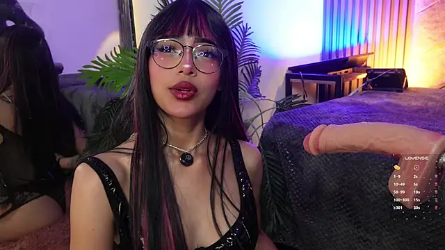 Snapshot of _ViolletteNoir_ chatting on April 21, 2026, 8:34 pm ViolletteNoir online show from April 21, 2026, 8:34 pm