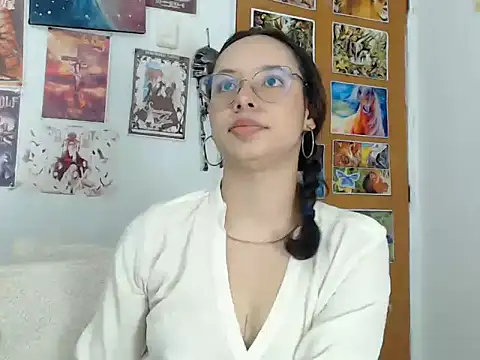 kiaralenon online show from November 11, 2025, 9:48 pm