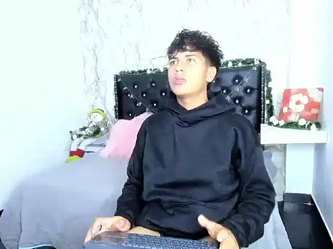 Snapshot of Valentino_Lane chatting on December 16, 2025, 2:16 am Valentino Lane online show from December 16, 2025, 2:16 am