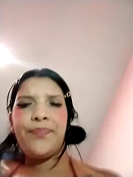 Snapshot of andrealara_123 chatting on May 9, 2026, 4:39 am andrealara 123 online show from May 9, 2026, 4:39 am