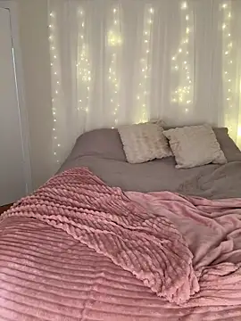 Snapshot of LillieMaee chatting on March 22, 2026, 1:03 pm LillieMaee online show from March 22, 2026, 1:03 pm