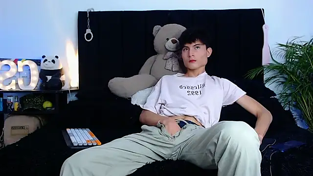 Snapshot of thomasbennett_ chatting on November 7, 2025, 6:08 pm thomasbennett online show from November 7, 2025, 6:08 pm