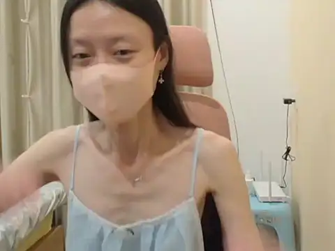 Lil-Cherries online show from April 6, 2026, 4:52 pm