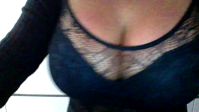 Snapshot of cleo094 chatting on December 5, 2025, 2:42 am cleo094 online show from December 5, 2025, 2:42 am