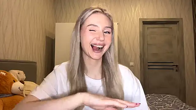 Snapshot of MoonlitCrystalia chatting on November 8, 2025, 4:40 pm MoonlitCrystalia online show from November 8, 2025, 4:40 pm