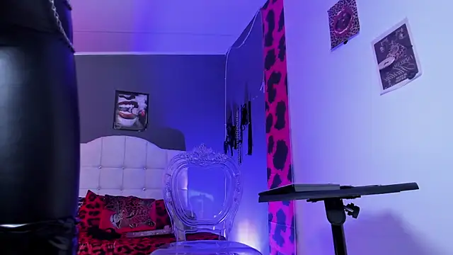 Halley Ravenn online show from November 26, 2025, 8:21 pm