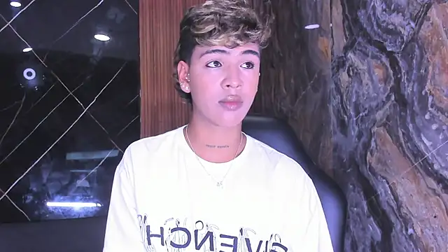 Timmy Kiing  online show from November 22, 2025, 8:41 pm