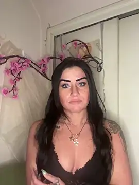 Snapshot of ValayaNoire chatting on December 17, 2025, 12:16 am ValayaNoire online show from December 17, 2025, 12:16 am