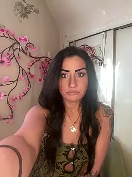 Snapshot of ValayaNoire chatting on December 17, 2025, 6:36 pm ValayaNoire online show from December 17, 2025, 6:36 pm