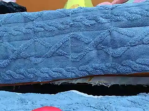 Tiny-122 online show from April 17, 2026, 12:35 am