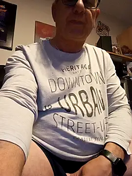 andy-1961 online show from November 9, 2025, 11:36 pm