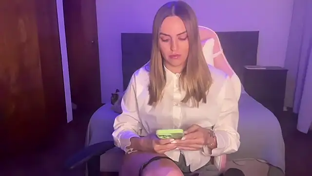 Snapshot of MiaGlows chatting on November 25, 2025, 12:54 am MiaGlows online show from November 25, 2025, 12:54 am