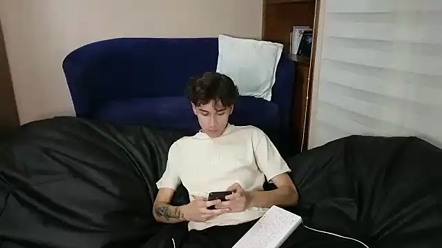 Snapshot of Derekswan chatting on November 11, 2025, 2:00 am Derekswan online show from November 11, 2025, 2:00 am