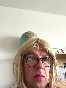 Snapshot of simone_xdressing chatting on February 12, 2025, 2:10 pm simone xdressing online show from February 12, 2025, 2:10 pm