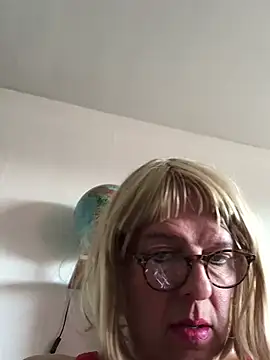 Snapshot of simone_xdressing chatting on March 15, 2025, 2:23 pm simone xdressing online show from March 15, 2025, 2:23 pm