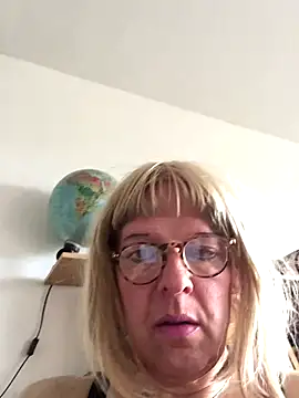 Snapshot of simone_xdressing chatting on September 17, 2025, 1:13 pm simone xdressing online show from September 17, 2025, 1:13 pm