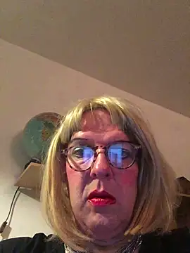 Snapshot of simone_xdressing chatting on September 28, 2025, 11:21 pm simone xdressing online show from September 28, 2025, 11:21 pm