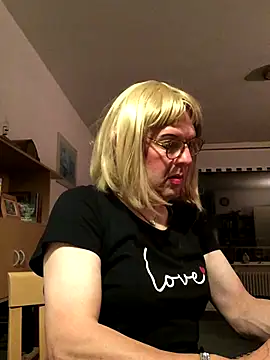 Snapshot of simone_xdressing chatting on October 1, 2025, 11:22 pm simone xdressing online show from October 1, 2025, 11:22 pm