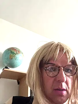 Snapshot of simone_xdressing chatting on October 12, 2025, 9:08 am simone xdressing online show from October 12, 2025, 9:08 am