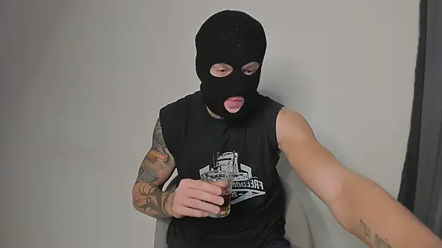 Snapshot of Huntall77 chatting on November 11, 2025, 7:03 pm Huntall77 online show from November 11, 2025, 7:03 pm