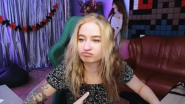 Snapshot of LeilaUvrays chatting on November 10, 2025, 1:43 pm LeilaUvrays online show from November 10, 2025, 1:43 pm