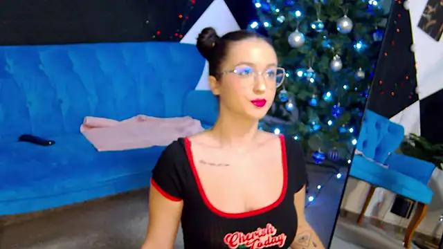 Snapshot of EvvaLovvia chatting on December 2, 2025, 4:18 am EvvaLovvia online show from December 2, 2025, 4:18 am