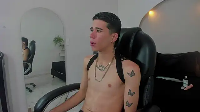 Snapshot of Gabo_white1 chatting on December 16, 2025, 5:23 am Gabo white1 online show from December 16, 2025, 5:23 am