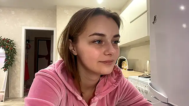 GeralynChiszar online show from December 18, 2025, 4:40 am