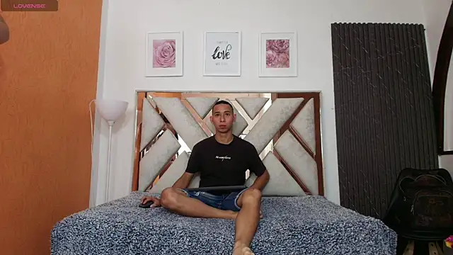 Snapshot of Antonella_And_Thiago chatting on November 14, 2025, 12:26 pm Antonella And Thiago online show from November 14, 2025, 12:26 pm