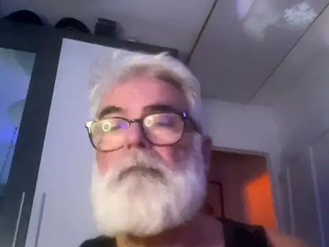 Snapshot of LeatherSdaddy chatting on November 28, 2025, 4:53 pm LeatherSdaddy online show from November 28, 2025, 4:53 pm