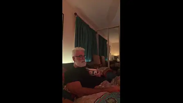 Snapshot of LeatherSdaddy chatting on November 30, 2025, 11:31 pm LeatherSdaddy online show from November 30, 2025, 11:31 pm