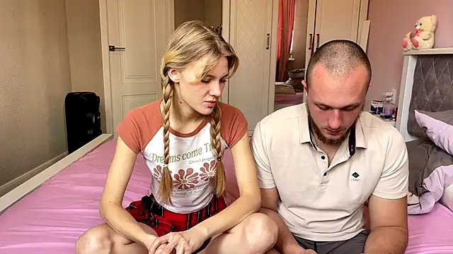 Snapshot of Daisy_Couple chatting on December 14, 2025, 9:14 am Daisy Couple online show from December 14, 2025, 9:14 am